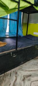 ヴァガトールにあるJungle Hostel by Mango Treeのテント内のベッドの上