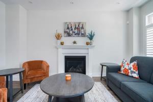 ein Wohnzimmer mit Sofa und Kamin in der Unterkunft Luxury Mountain Townhome - Shuttle Patio & Trails in Collingwood