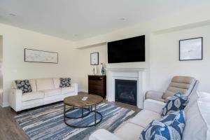 ein Wohnzimmer mit Sofa und Kamin in der Unterkunft Luxury Mountain Townhome - Shuttle Patio & Trails in Collingwood + 34 Fotos