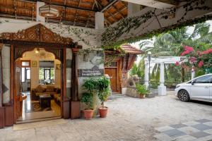 特里凡得琅By The Bay Kovalam的一栋建筑物，外面停着一辆车。