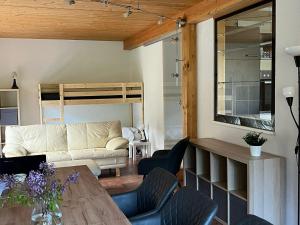 salon z kanapą i stołem w obiekcie Parc Sonnleiten - Vakantiehuis 12 personen w mieście Gnesau Sonnleiten