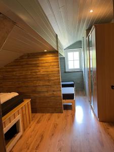 Pokój z łóżkiem i drewnianą ścianą w obiekcie Parc Sonnleiten - Vakantiehuis 12 personen w mieście Gnesau Sonnleiten