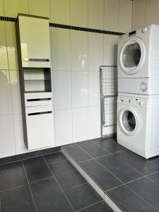 pralnia z pralką i pralką w obiekcie Parc Sonnleiten - Vakantiehuis 12 personen w mieście Gnesau Sonnleiten