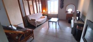 un soggiorno con una sedia e un tavolo di Chez adele a Bouvellemont