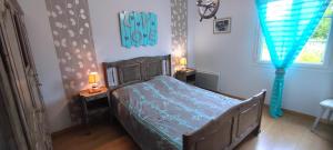 una camera con un letto e due tavoli e una finestra di Chez adele a Bouvellemont