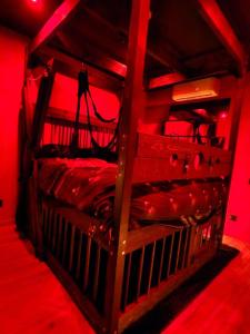 ein rotes Zimmer mit einem Etagenbett und roten Lichtern in der Unterkunft Apocalypse Love Room in Vianne