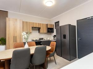 Woodland Haven في ميدراند: مطبخ وغرفة طعام مع طاولة وكراسي