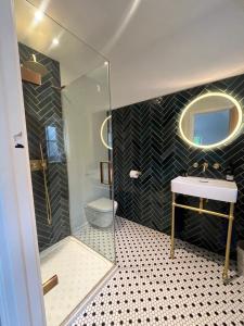Un baño de Luxury Designer Boutique Annexe - Walk to Award Winning Pub