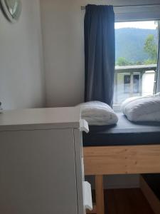 a bed in a room with a window at Parc Sonnleiten - Chalet 4 persoons in Gnesau Sonnleiten +10 photos