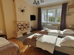 Una cama o camas en una habitación de Villa Gold Poznań