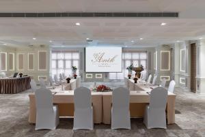 プノンペンにあるAnik Palace Hotelの会議室(大きなテーブル、白い椅子付) +53枚の写真