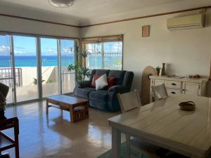 Χώρος καθιστικού στο Plus-one from Cg7p