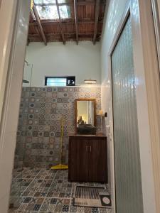 Ένα μπάνιο στο BRAMHA COTTAGES +65 φωτογραφίες