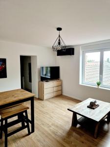 Μια τηλεόραση ή/και κέντρο ψυχαγωγίας στο La Parenthèse Corbehemoise, Stationnement, Wifi