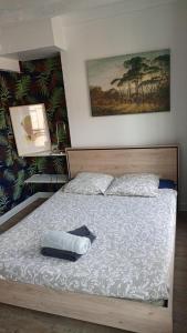 ein Schlafzimmer mit einem Bett und einem Handtuch darauf in der Unterkunft Studio Bourgogne 20 in Orléans