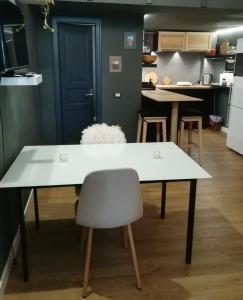 Una mesa blanca con una silla en la cocina en Mochita Loft, en Vecindario 11 fotos más