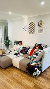 Posezení v ubytování Charming Riverside Retreat sleep6