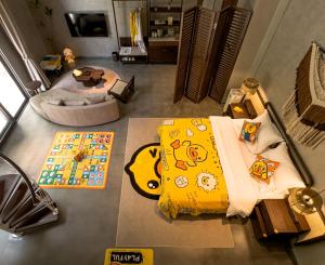 een bovenaanzicht van een slaapkamer met een bed met een gele deken bij LongSen Valley Inn in Zhukeng