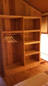 a wooden book shelf in a room at Parc Sonnleiten - Safaritent in Gnesau Sonnleiten