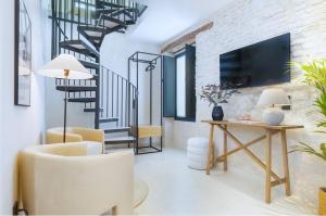 塞维利亚Luxurious Duplex 1Bd 1Bth over Casa Pilatos的带楼梯、桌椅的客厅