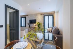 塞维利亚Luxurious Duplex 1Bd 1Bth over Casa Pilatos的带玻璃桌和沙发的客厅