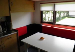 a small room with a table and a window at Parc Sonnleiten - Blokhut Basic in Gnesau Sonnleiten