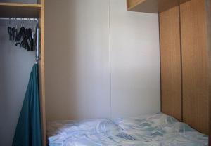 a small closet with a bed in it at Parc Sonnleiten - Blokhut Basic in Gnesau Sonnleiten