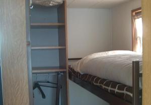 a bedroom with a bed and a book shelf at Parc Sonnleiten - Blokhut Basic in Gnesau Sonnleiten