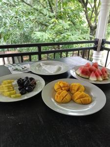 KiriwalagamaFeelATHome STAY - Near sinharajaya的桌子上放着四盘水果。 更多69张照片