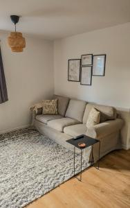 una sala de estar con un sofá y una mesa en Welcome Home, en Royston 9 fotos más