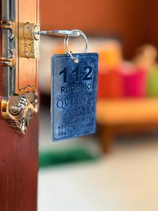 Ένα ή περισσότερα κρεβάτια σε δωμάτιο στο Ceylon Charm Mirissa