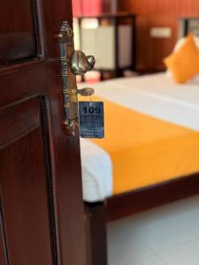 Ένα ή περισσότερα κρεβάτια σε δωμάτιο στο Ceylon Charm Mirissa