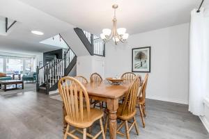 Χώρος καθιστικού στο Snow Pine - 10 minute drive to Blue