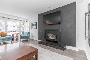 Χώρος καθιστικού στο Snow Pine - 10 minute drive to Blue