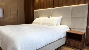 Postel nebo postele na pokoji v ubytování Luxury Hermes Apartement Marina View-Mall-Parking