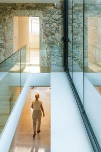 ポンテ・デ・リマにあるCapim Limão Country Houseの階段を下る者