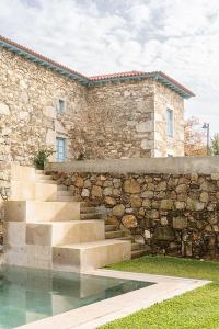 ポンテ・デ・リマにあるCapim Limão Country Houseの石造りの建物