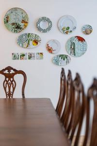ポンテ・デ・リマにあるCapim Limão Country Houseのダイニングルームテーブル(壁掛けの皿付) +66枚の写真