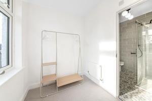 Et badeværelse på 5 Sunderland Avenue + 7 billeder