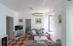 ein Wohnzimmer mit zwei Sofas und einem Fernseher in der Unterkunft Villa Toma by Villas Guide in Gornji Dingač