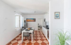 Dieses weiße Zimmer verfügt über einen Tisch und eine Küche. in der Unterkunft Villa Toma by Villas Guide in Gornji Dingač