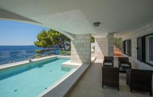 ein Haus mit einem Pool mit Meerblick in der Unterkunft Villa Toma by Villas Guide in Gornji Dingač