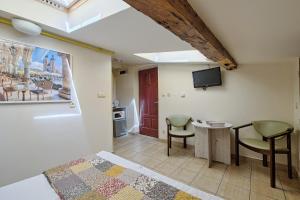 TV/trung tâm giải trí tại Urban Nest - Double Room in the Attic