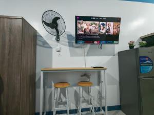 Μια τηλεόραση ή/και κέντρο ψυχαγωγίας στο M-Cubed Suites at South Residences