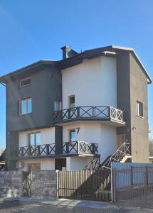 un bâtiment avec un balcon et des escaliers dans l'établissement Apartament Floriana, à Radom