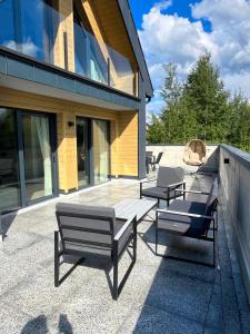 a group of benches sitting outside of a house at Willa Pienińska 123 in Maniowy