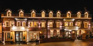 un grande edificio di notte con luci di The Fairview Boutique Hotel a Killarney
