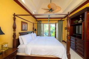 a bedroom with a bed and a ceiling fan at Bella Vista 8B 3 bedr 3 1 and half bath in Jacó