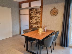 ein Esszimmer mit einem Holztisch und Stühlen in der Unterkunft Eifel Dream Casa29 in Burbach