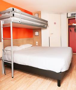 Giường trong phòng chung tại Premiere Classe La Rochelle Nord - Puilboreau